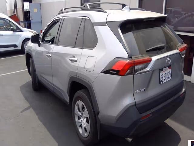 Toyota RAV4 - фото 2