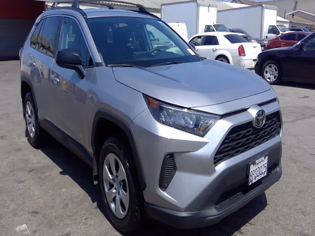 Toyota RAV4 - фото 1