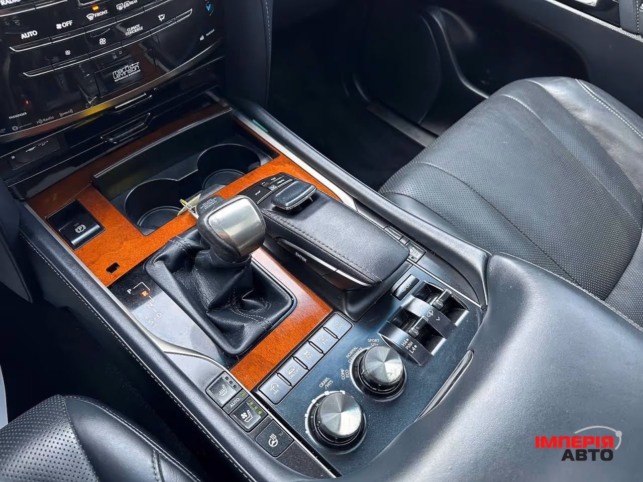 Lexus LX - фото 8