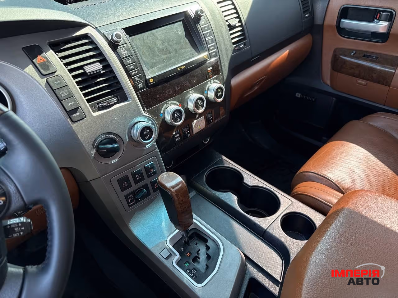 Toyota Sequoia - фото 9