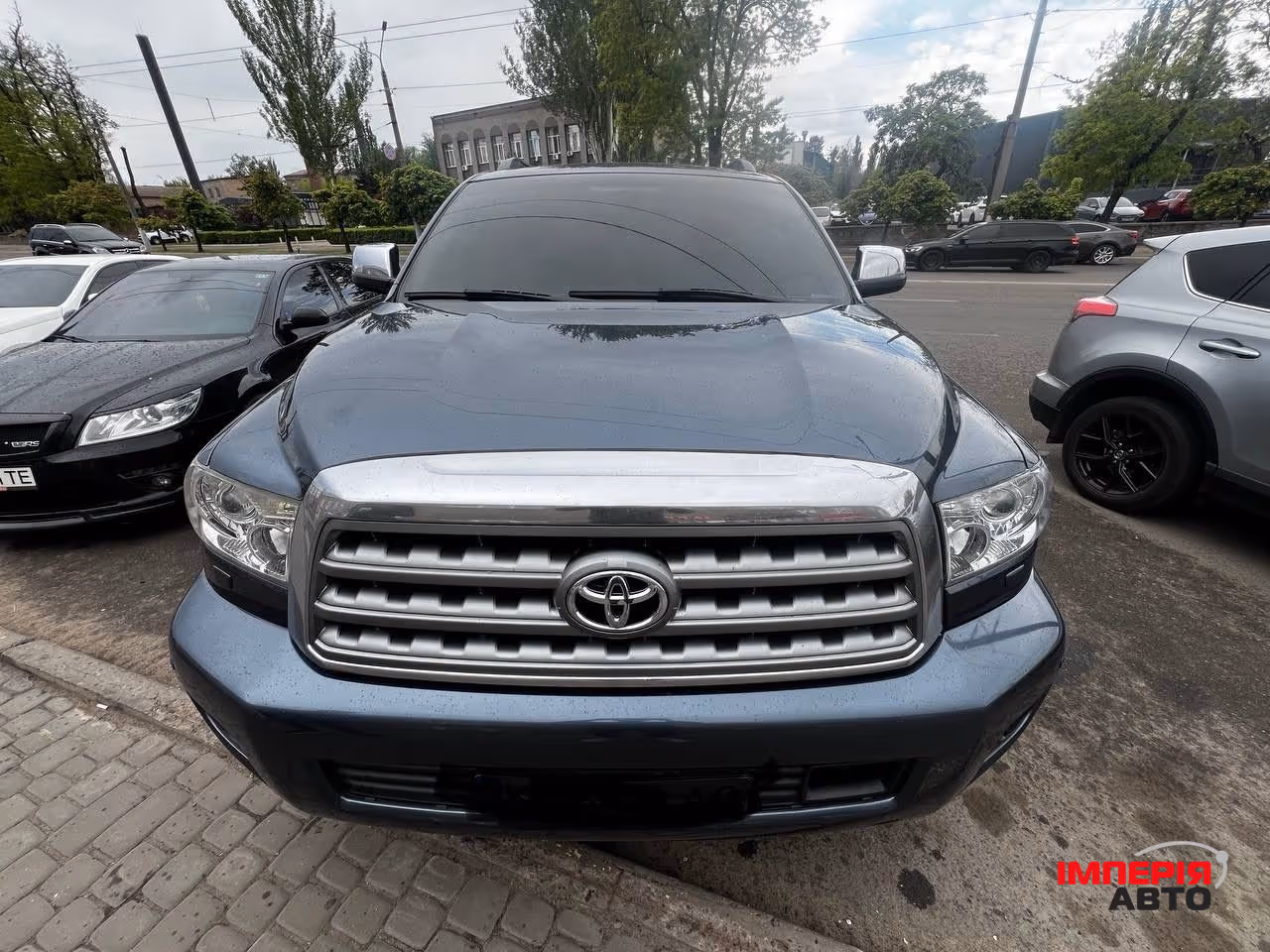 Toyota Sequoia - фото 2