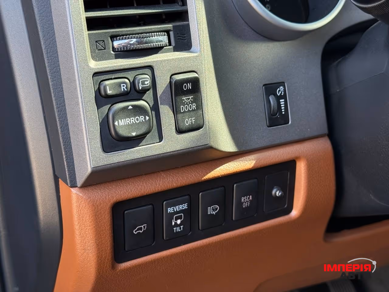 Toyota Sequoia - фото 13