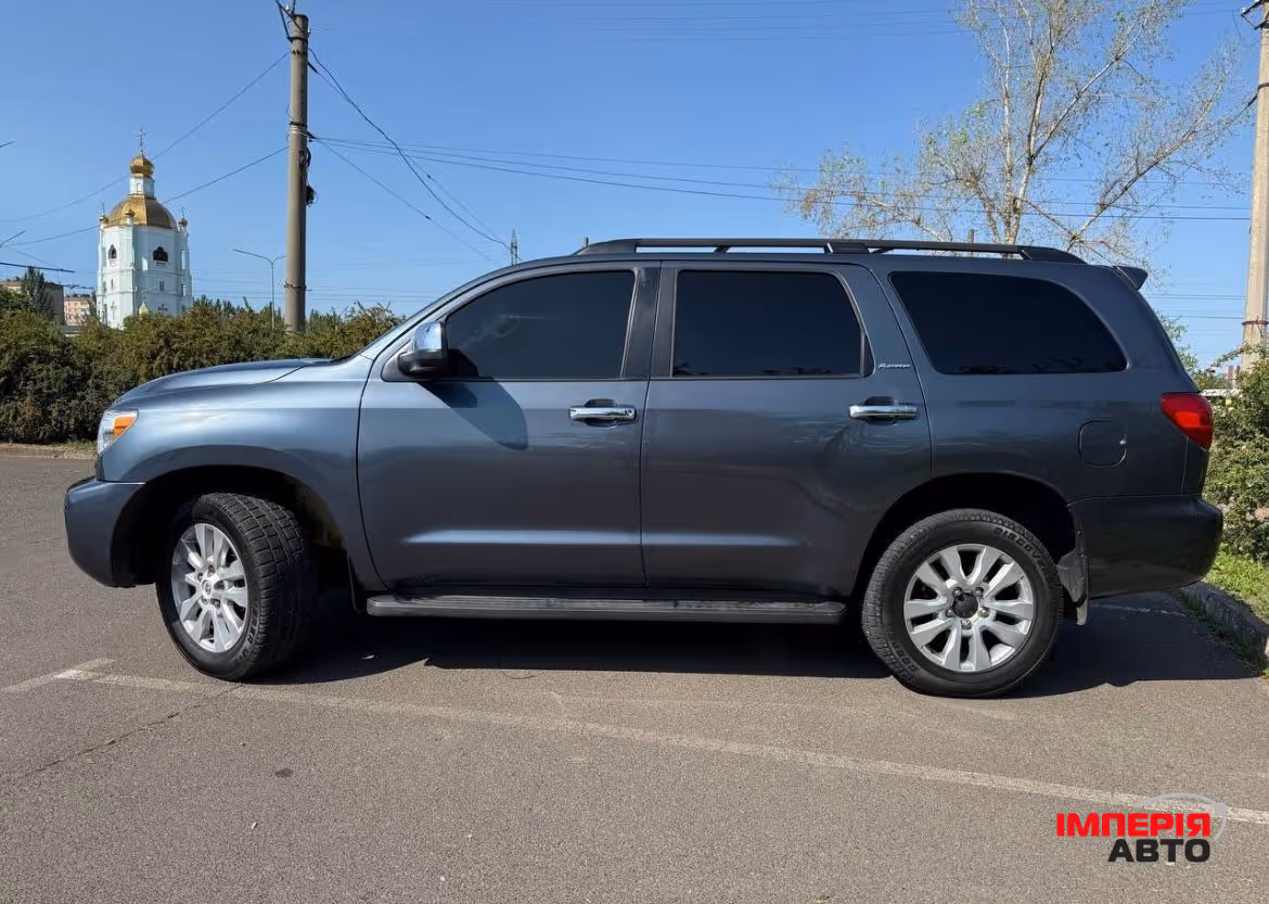 Toyota Sequoia - фото 6