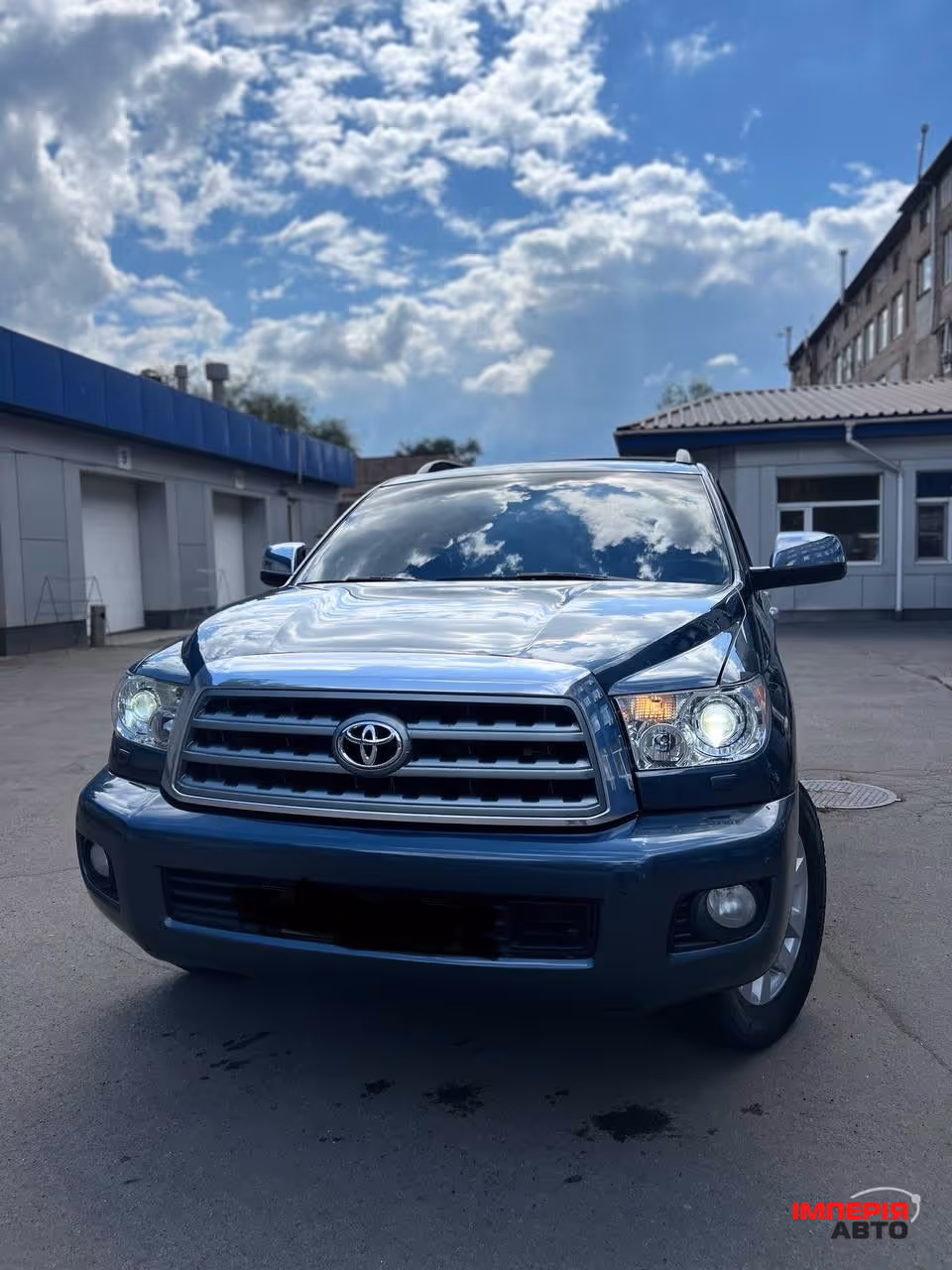 Toyota Sequoia - фото 1