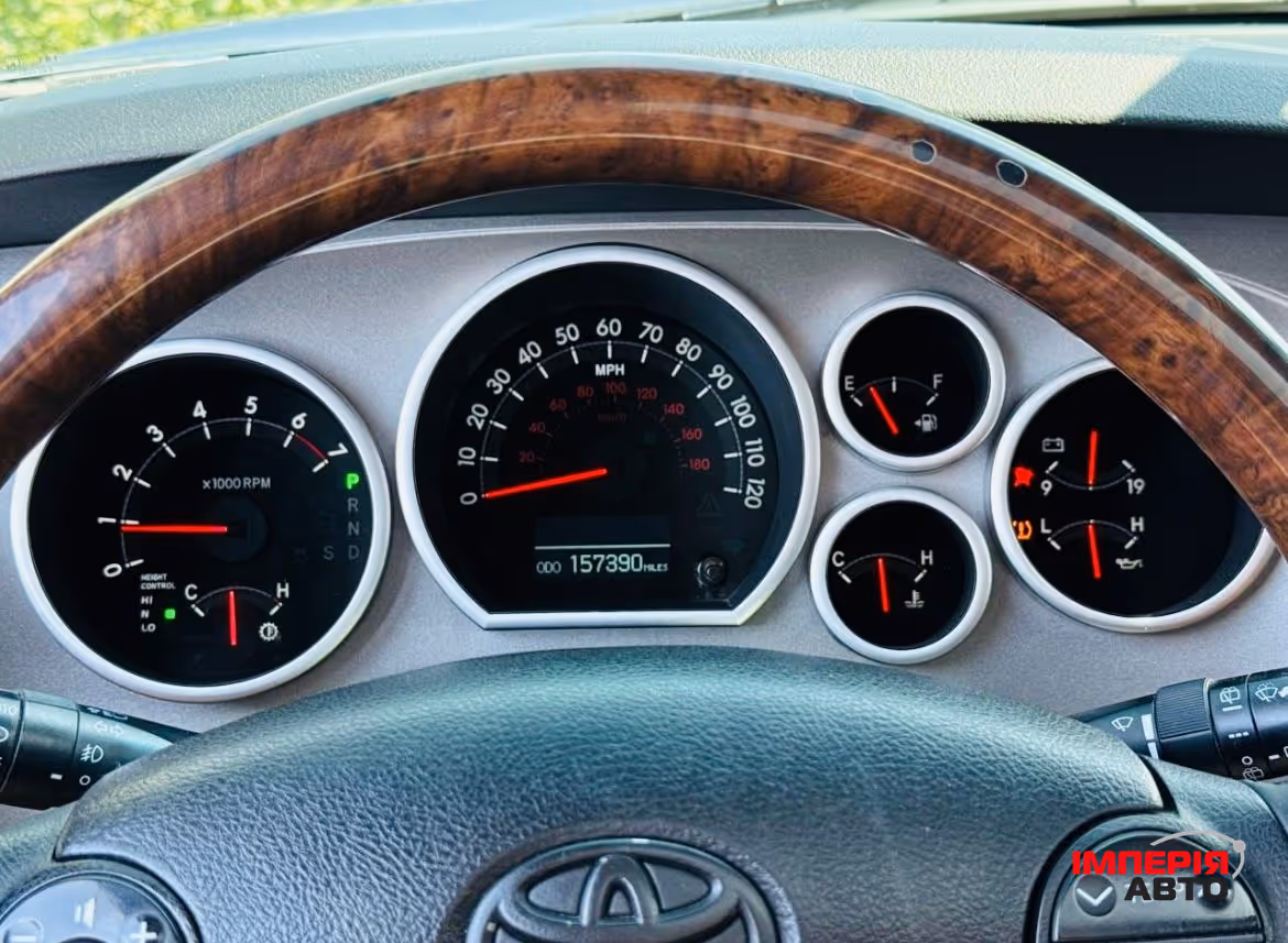 Toyota Sequoia - фото 8