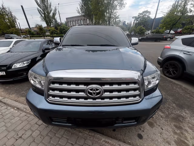 Toyota Sequoia - фото 2
