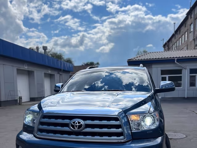 Toyota Sequoia - фото 1