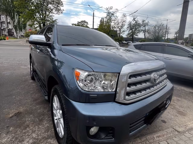 Toyota Sequoia - фото 4