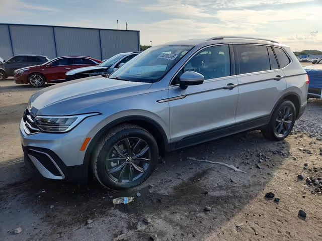 Volkswagen Tiguan - фото 2