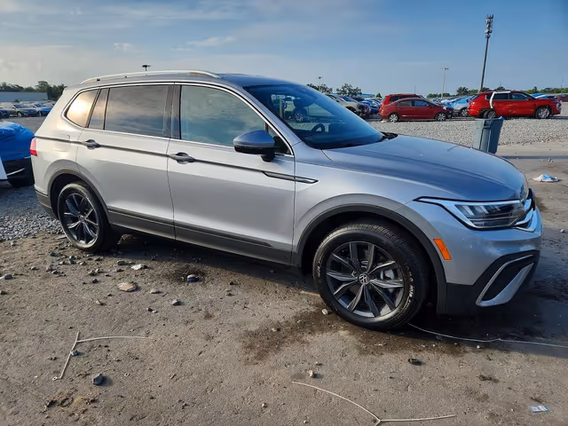 Volkswagen Tiguan - фото 3