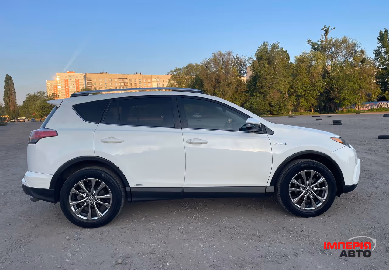 Toyota RAV4 - фото 4