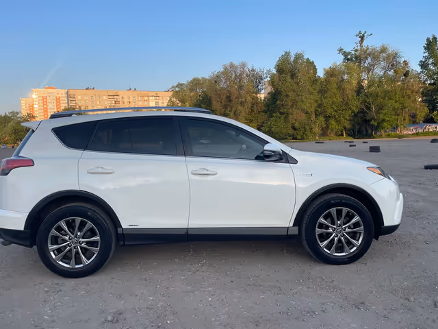 Toyota RAV4 - фото 4