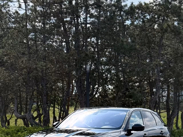 Jaguar F-Pace - фото 1