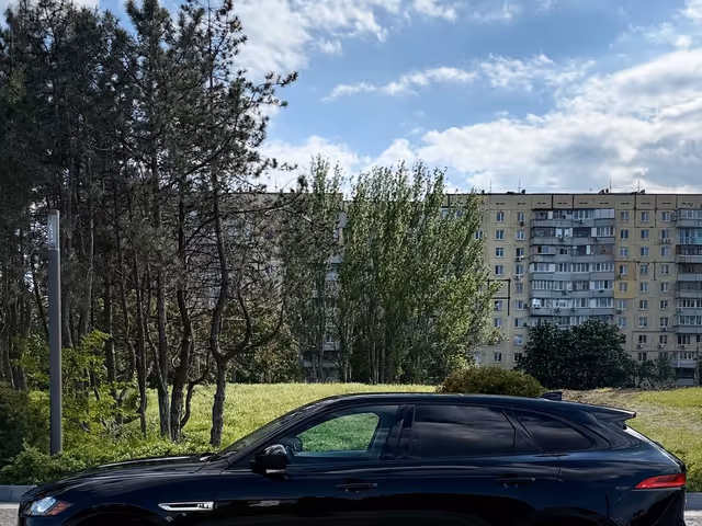 Jaguar F-Pace - фото 4