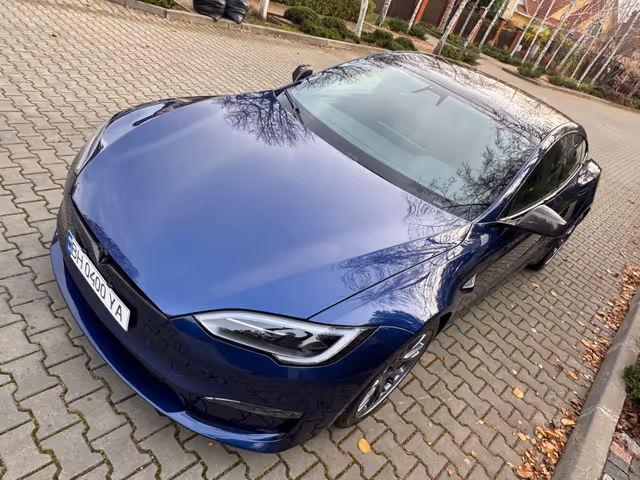 Tesla Model S - фото 1