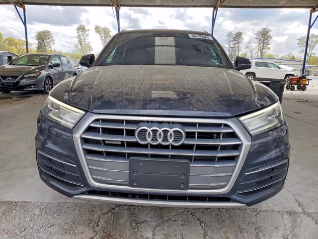 Audi Q5 - фото 1