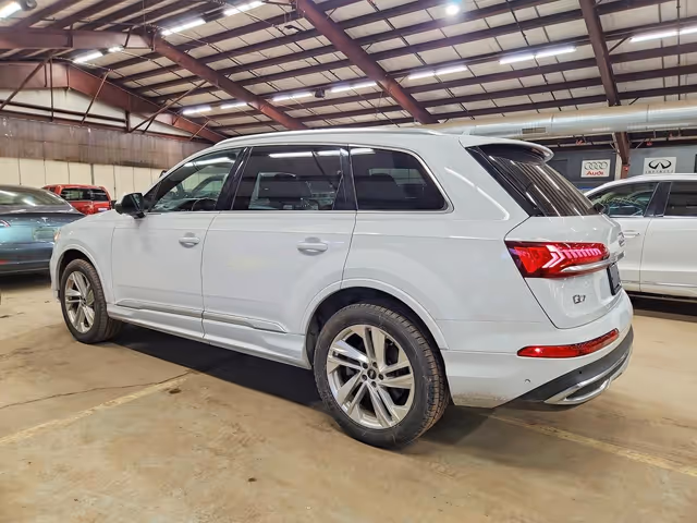Audi Q7 - фото 5