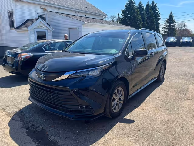 Toyota Sienna - фото 2