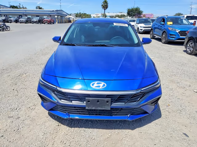 Hyundai Elantra - фото 1