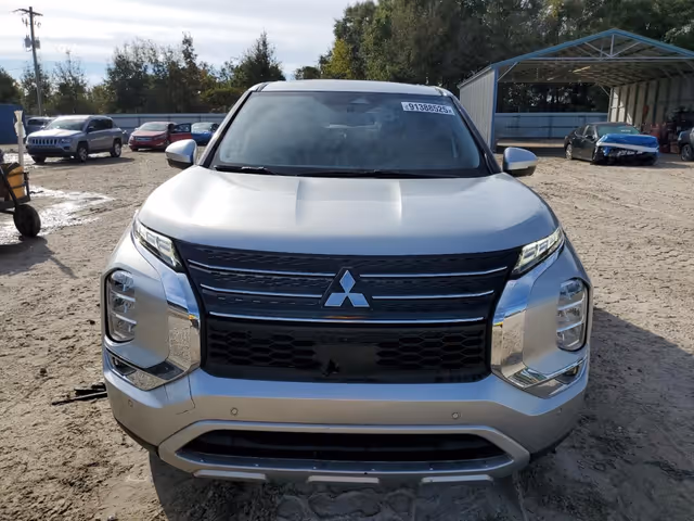 Mitsubishi Outlander - фото 1