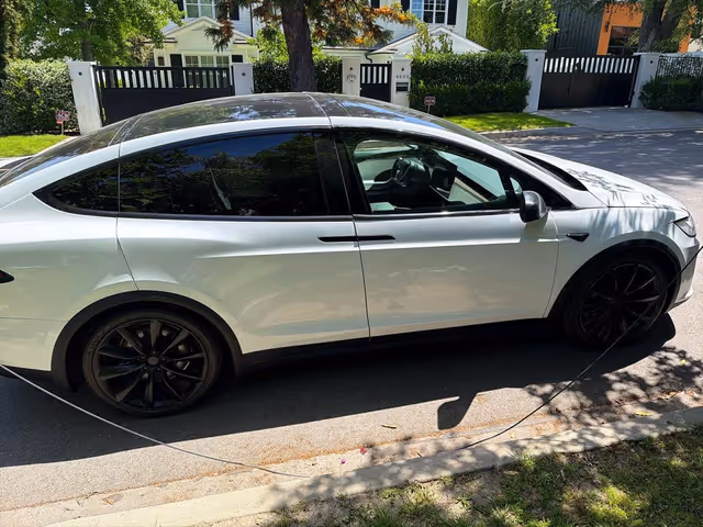 Tesla Model X - фото 3