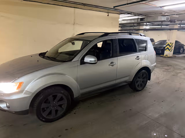 Mitsubishi Outlander - фото 1