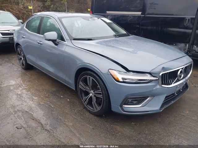 Volvo S60 - фото 1