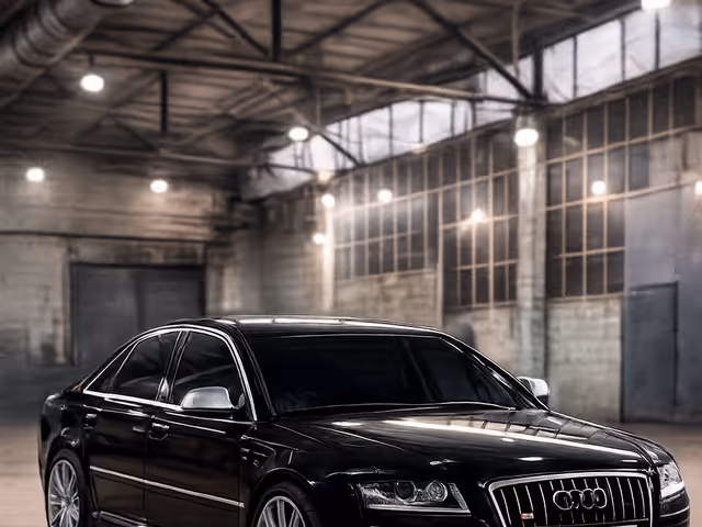 Audi S8 - фото 1