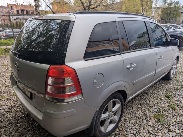 Opel Zafira - фото 4