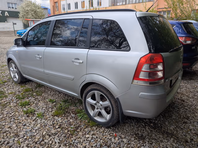Opel Zafira - фото 2