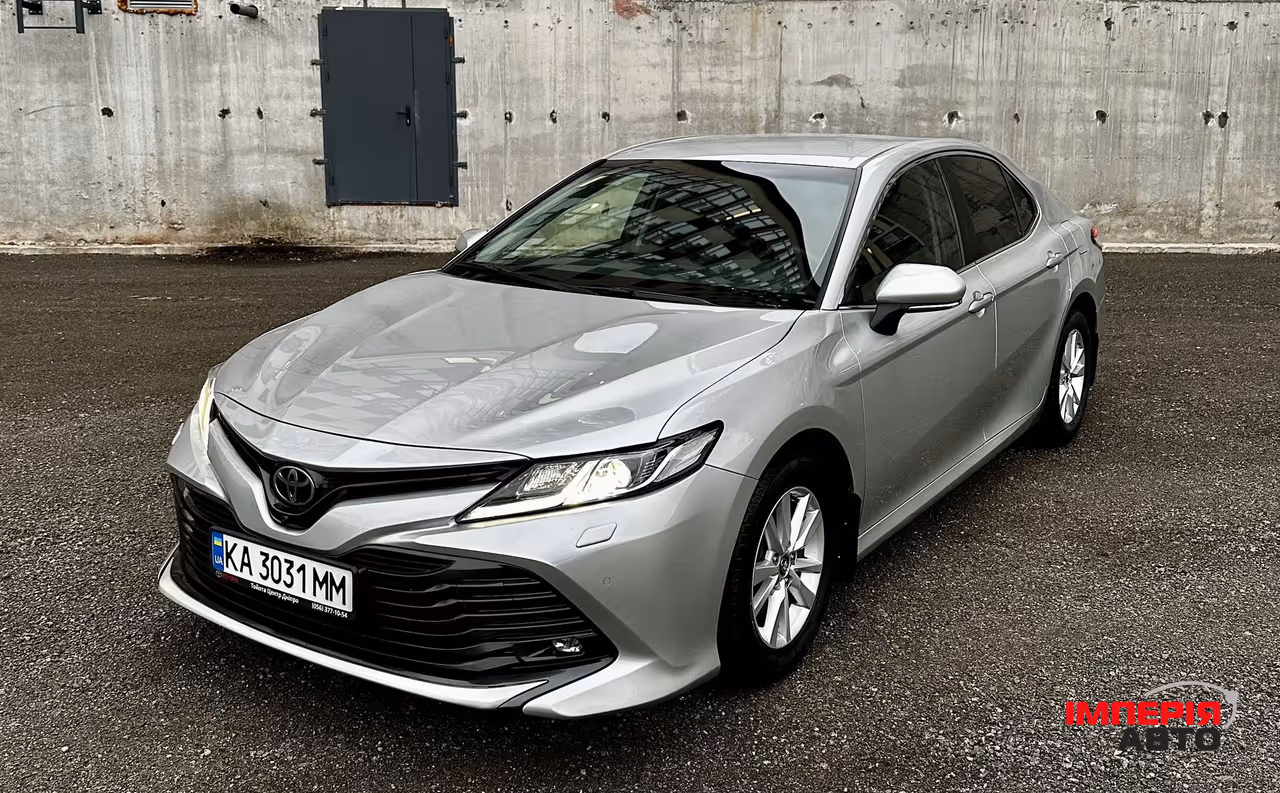 Toyota Camry - фото 1