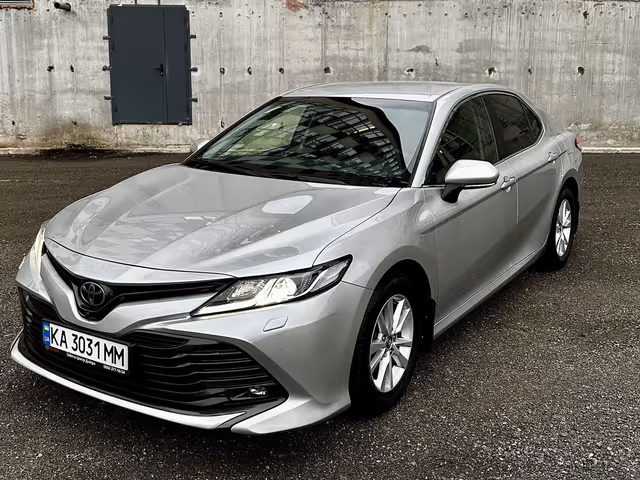 Toyota Camry - фото 1
