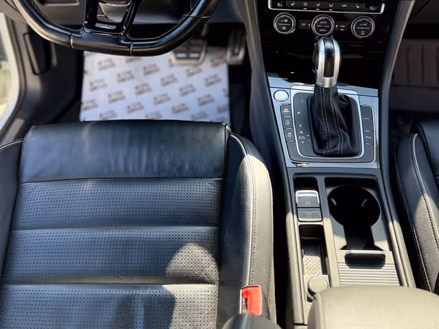 Volkswagen Golf R - фото 4