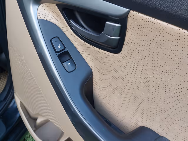 Hyundai Elantra - фото 3