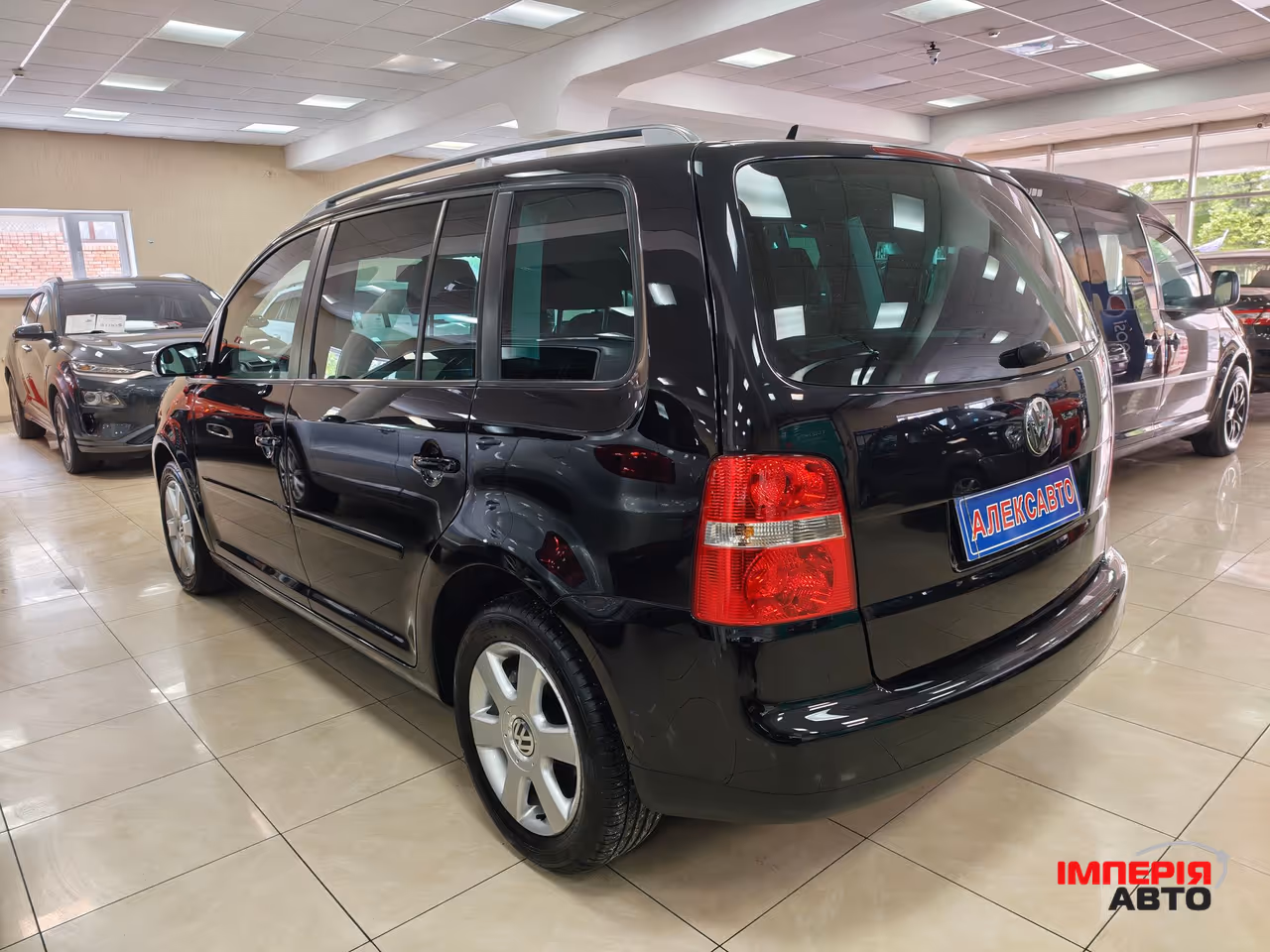 Volkswagen Touran - фото 4