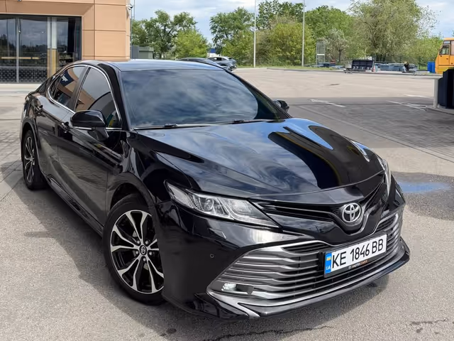 Toyota Camry - фото 1