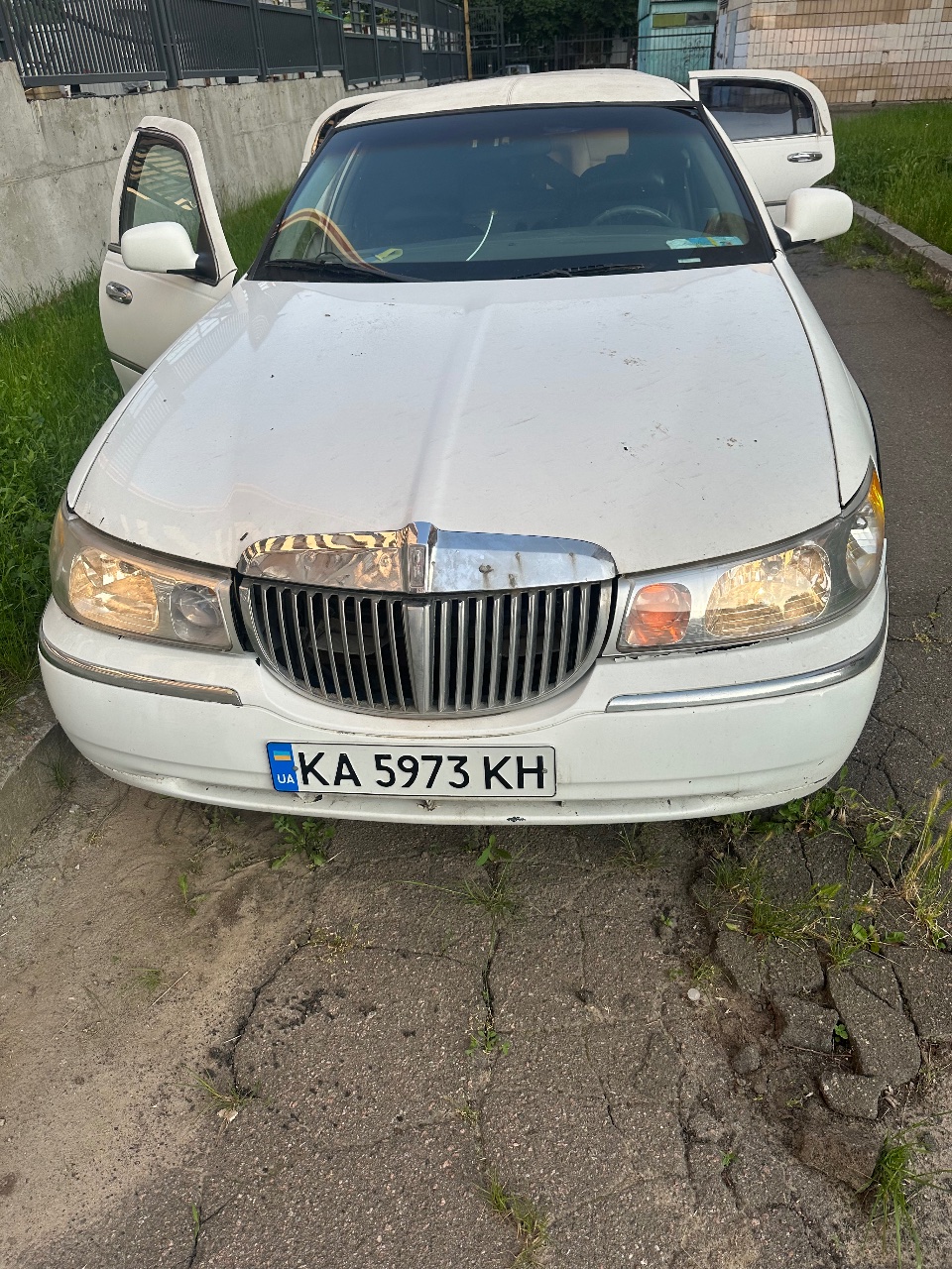 Lincoln Town Car - фото 2