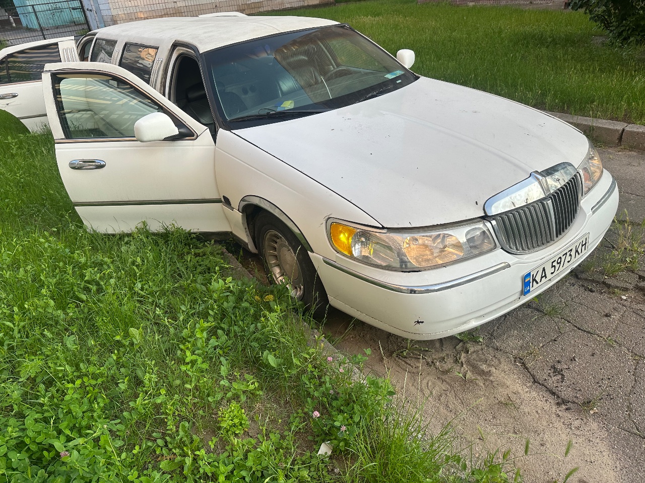 Lincoln Town Car - фото 1