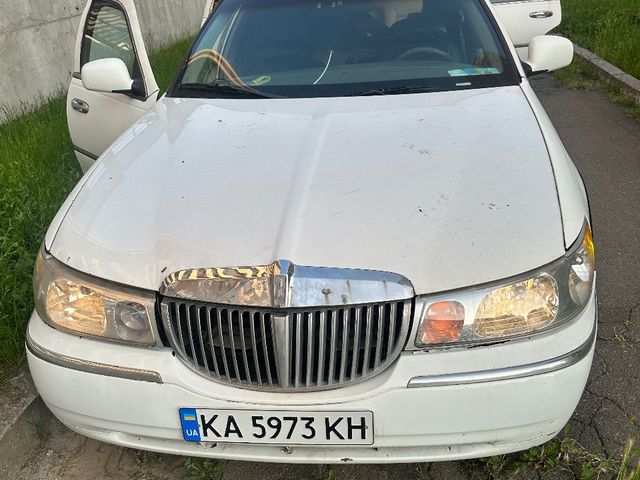 Lincoln Town Car - фото 2