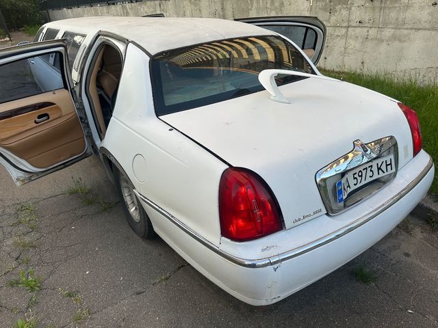 Lincoln Town Car - фото 3