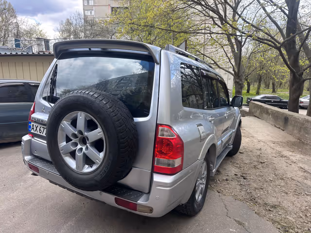 Mitsubishi Pajero - фото 3