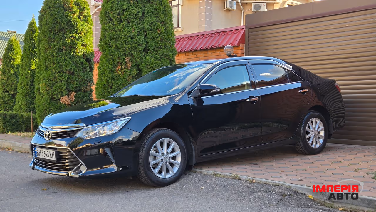 Toyota Camry - фото 1