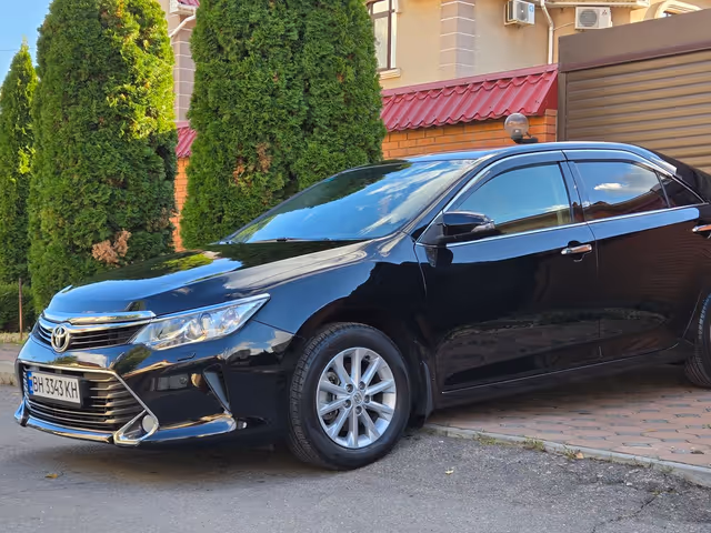 Toyota Camry - фото 1