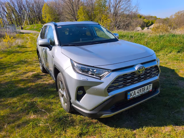 Toyota RAV4 - фото 1