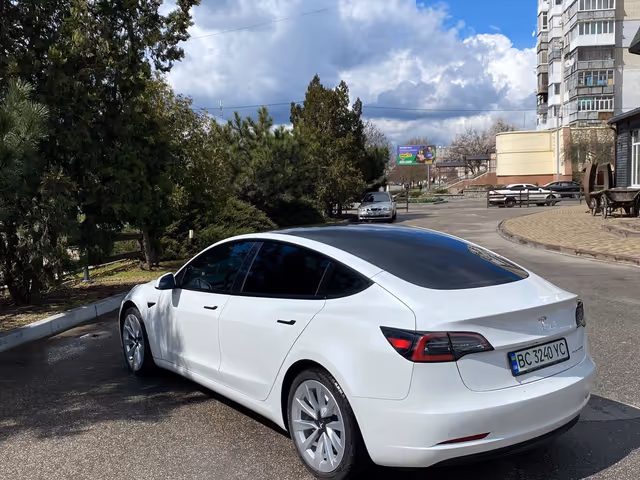 Tesla Model 3 - фото 4