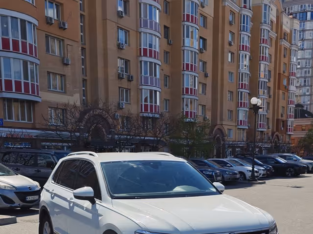 Volkswagen Tiguan - фото 1