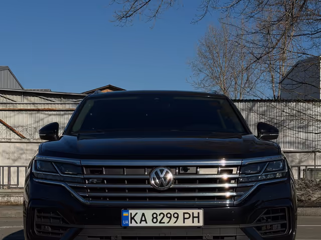 Volkswagen Touareg - фото 1