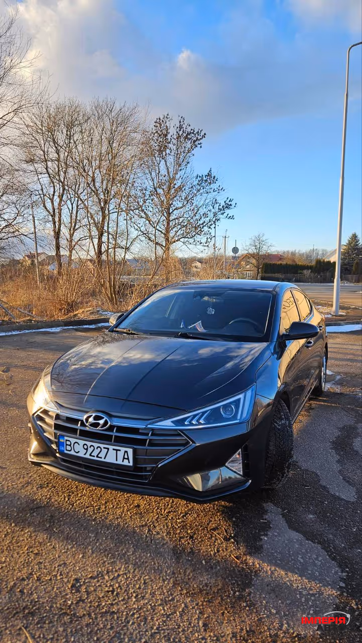 Hyundai Elantra - фото 1