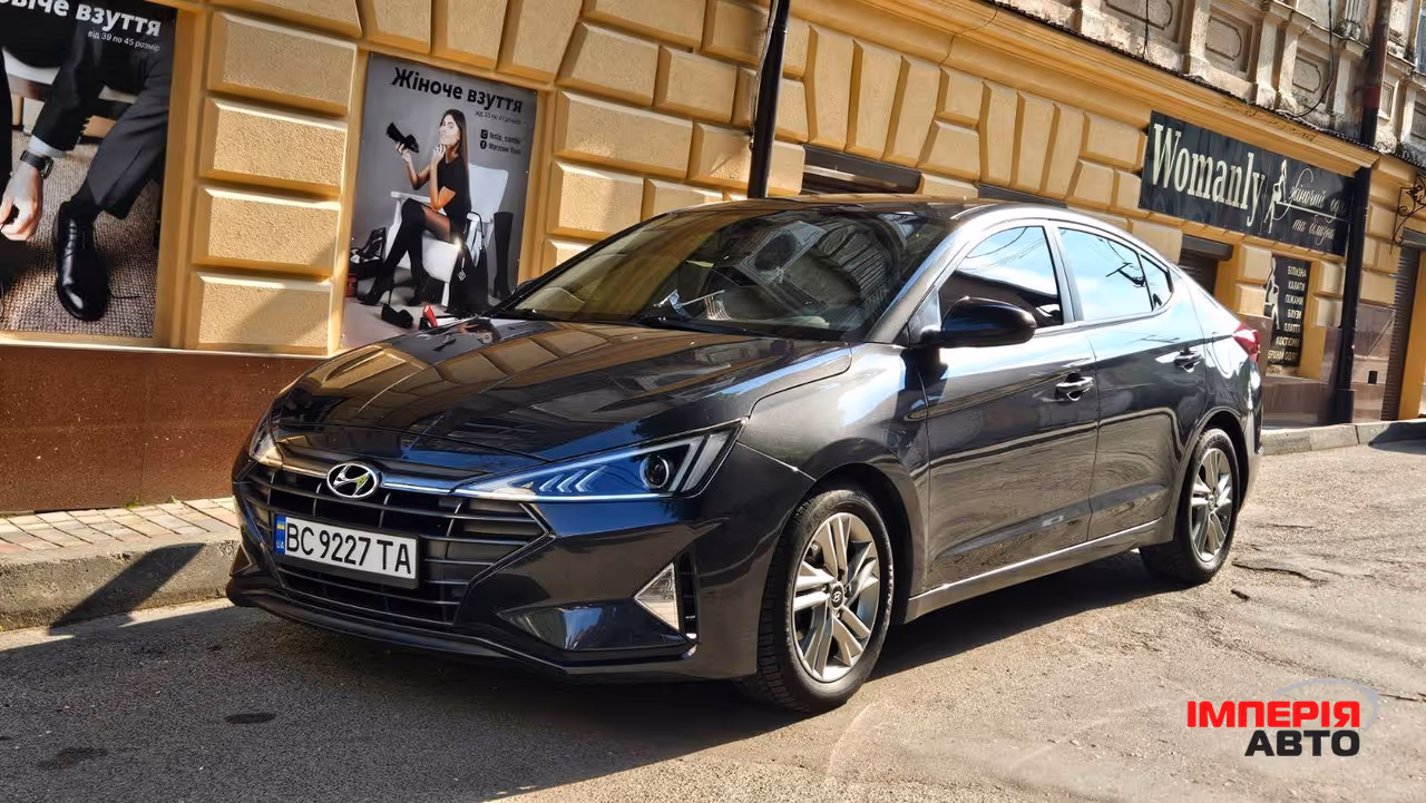Hyundai Elantra - фото 1