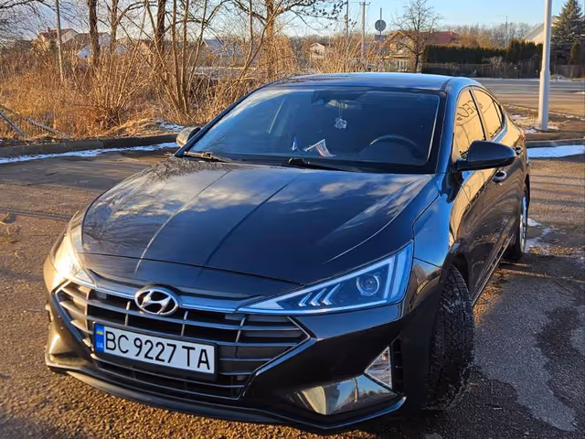 Hyundai Elantra - фото 1